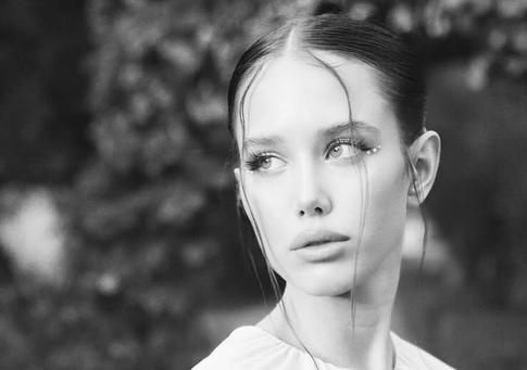 Вся в белом: Аврора Киба похвасталась фигурой в платье и купальнике