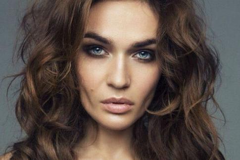 Алена Водонаева поделилась откровенными снимками у бассейна