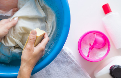 Как отстирать пятна, которые не берет обычная стирка: секреты наших бабушек и современные способы