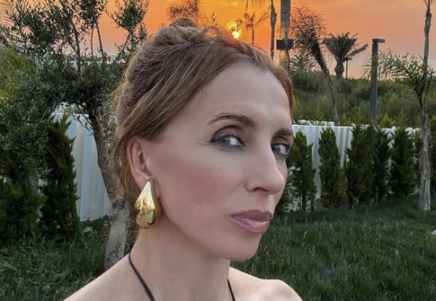 «Это так мило»: Светлану Бондарчук запечатлели на прогулке с подросшим сыном