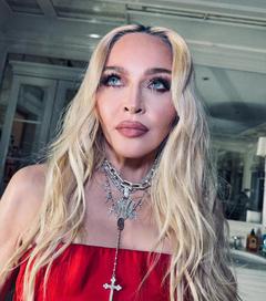 "Жизнь в моей ванной": Мадонна удивила новыми фото