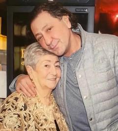 Лепс, Михайлов, Лорак, Асти, Смолов показали своих мам: кадры нежности