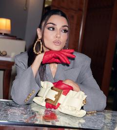 Ханде Эрчел прилетела в Москву: личные фото звезды "Постучись в мою дверь"