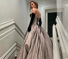 Джей Ло и Сидни Суини в секси образах: красная дорожка премии "Губернатор" в Лос-Анджелесе