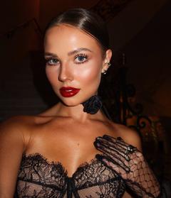 "Мои сердечки ходят отдельно": невестка Валерии покоряет Париж в одиночестве