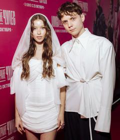 Анна Пересильд в образе невесты, Юрий Борисов с семьей: звездная премьера