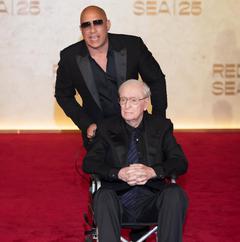 Майкл Кейн в инвалидном кресле, Ума Турман и Рита Ора в новом образе: красная дорожка