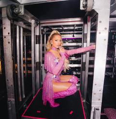 Хроники гламурной жизни: Пэрис Хилтон путешествует с детьми и мужем