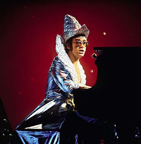 Очки и шляпы из своего «собрания» Элтон Джон не держит под стеклом, а использует по назначению.