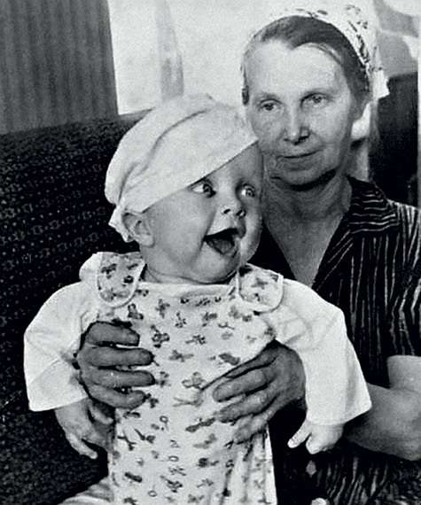 В детстве Ваня больше времени проводил с бабушкой, чем с родителями.