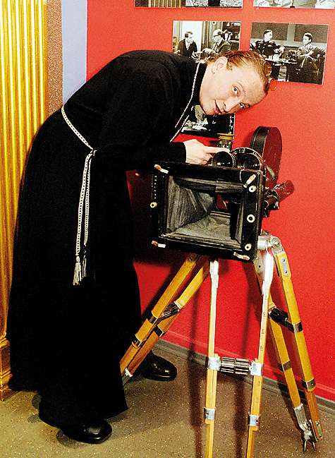 Всех поразила эта метаморфоза: отвязный байкер, который снимался в кино и писал скандальные сценарии, вдруг стал батюшкой.