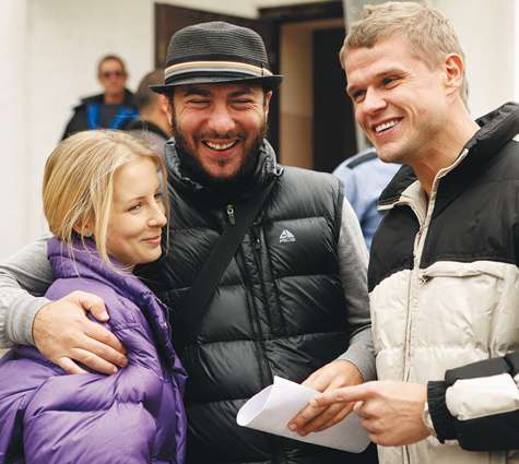 Режиссер Давид Ткебучава (в центре) подробно разбирает с актерами сцены. Работа от этого только выигрывает.