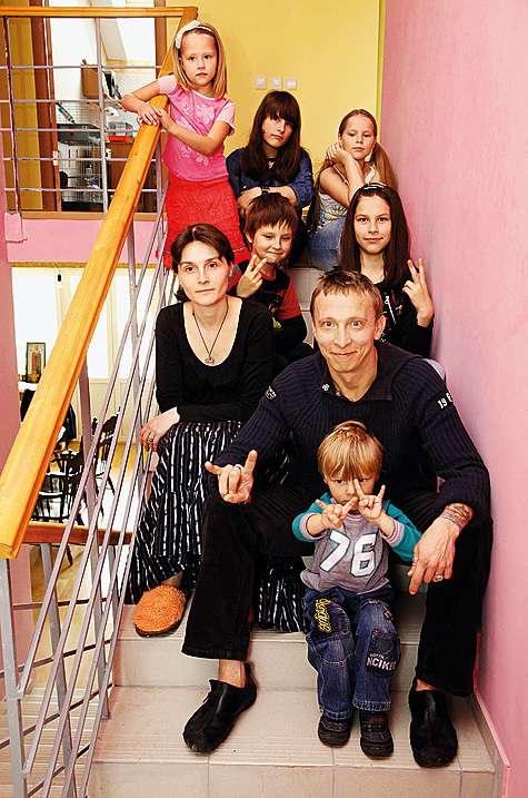 Иван с женой Оксаной и детьми: Иоанной, Анфисой, Варварой, Василием, Евдокией и Саввой.