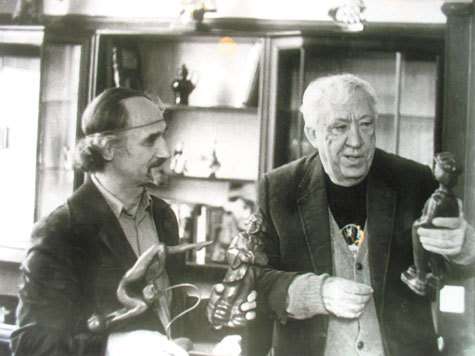 Михаил Ильяев показывает свои работы коллеге по цирковой арене Юрию Никулину.