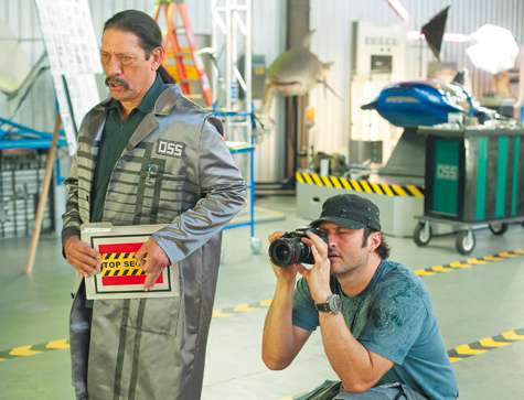 Режиссер Роберт Родригес снова пригласил своего кузена Дэнни Трехо сыграть в «Детях шпионов» Мачете Кортеза — брата героев Антонио Бандераса и Джессики Альбы, однако после монтажа его роль сократилась до нескольких секунд.