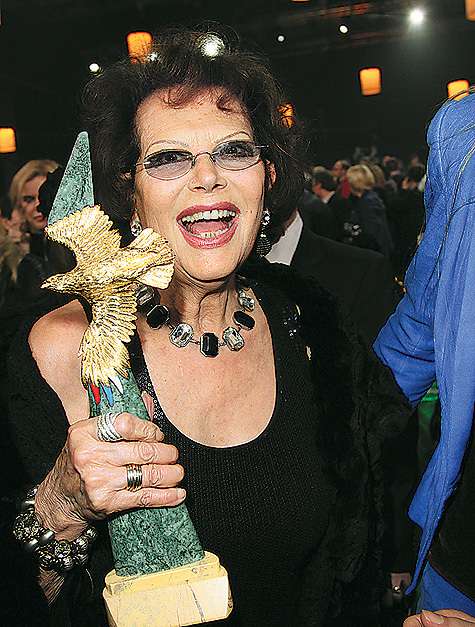 Когда по коридорам прошла Клаудиа Кардинале, половина аудитории не поверила своим глазам. Вторая половина, более молодая, зашелестела вопросом: «А кто это?» Несмотря на свои 72 года, синьора Кардинале просто излучала бодрость. Когда по коридорам прошла Клаудиа Кардинале, половина аудитории не поверила своим глазам. Вторая половина, более молодая, зашелестела вопросом: «А кто это?» Несмотря на свои 72 года, синьора Кардинале просто излучала бодрость.