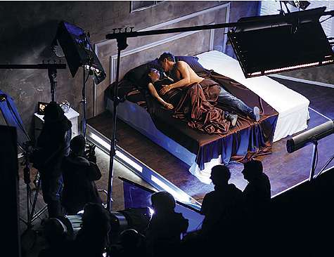 Во время съемок не обошлось и без постельных сцен. Правда, «постельными» их можно называть лишь номинально ввиду того, что эпизод снимается на кровати. Хотя влюбленных молодые люди сыграли весьма натурально. Непосвященные после просмотра клипа вполне могу Во время съемок не обошлось и без постельных сцен. Правда, «постельными» их можно называть лишь номинально ввиду того, что эпизод снимается на кровати. Хотя влюбленных молодые люди сыграли весьма натурально. Непосвященные после просмотра клипа вполне могу