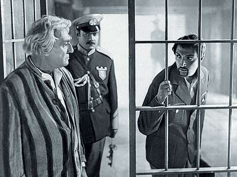 Говорят, что во время премьеры «Человека-амфибии» зрители выдавили огромные стеклянные витрины кинотеатра и стояли в проходах. Фото: Совэкспортфильм. 