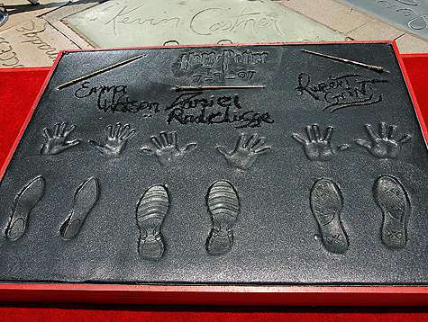 Четыре года назад, в 2007 году, знатная троица оставила отпечатки своих рук, ног и волшебной палочки на Аллее Славы в Лос-Анджелесе.