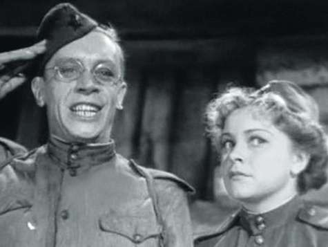 Изначально главная мужская роль досталась Петру Алейникову, но из-за перелома ноги артисту пришлось отказаться от этой работы. В результате кроликовод Огурцов стал первой ролью Александра Граве. А его партнерша Людмила Целиковская очень помогала на площад