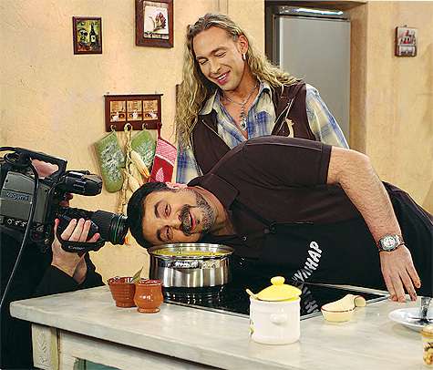 Запах от рыбного супа быстро распространялся по студии, так что вся съемочная группа, присутствовавшая на съемках, стала нервничать. Фото: Владимир Чистяков.