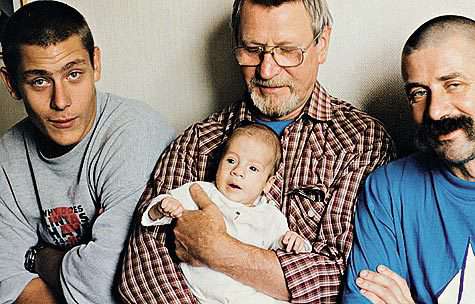 С внуком Кириллом (слева), сыно-вьями Андреем (справа) и Ваней. Разница у братьев – почти полвека.