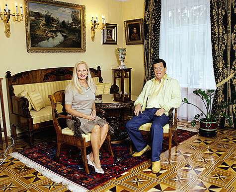 Три отдельно стоящих дома в поместье четы Кобзонов буквально напичканы антиквариатом.