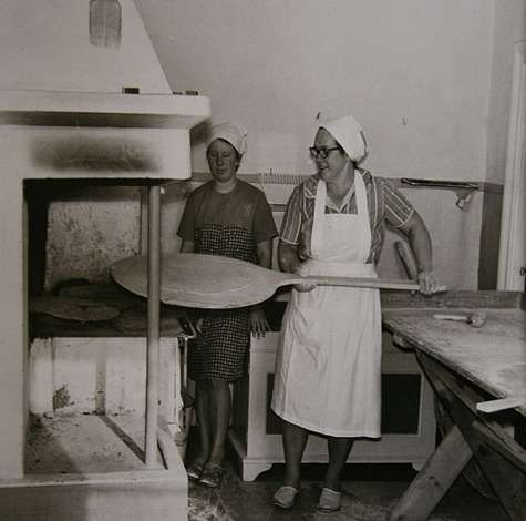 Известный театральный и кинопродюсер Павел Каплевич — натура весьма артистичная и ни за словом, ни за жестом в карман не лезет. На пляже он был готов помочь каждому, включая тех, кто не умеет плавать. Фото: Борис Кремер.