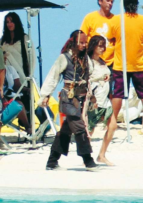 Даже изрядно округлившийся живот не помешал актрисе, находящейся на последних сроках беременности, закончить съемки в фильме.