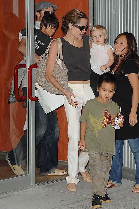 Юная няня-таитянка повсюду сопровождала многодетную семью. Пока Джоли не застукала ее с Брэдом.
