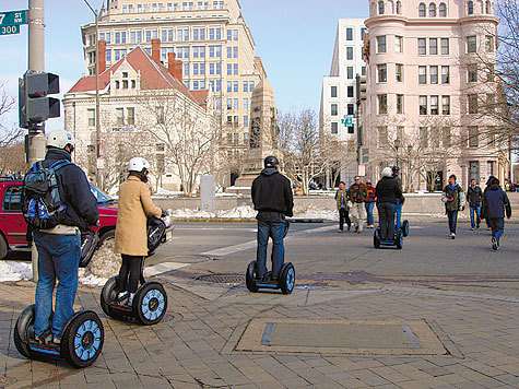 Segway — городской транспорт будущего.