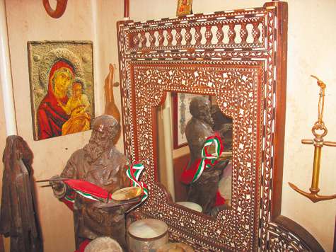 Семейная реликвия: зеркало, которое В.В.Верещагин привез из путешествия по Индии.