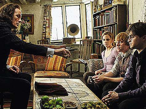 В фильме «Гарри Поттер и Дары смерти. Часть 1» всего три сцены, где Гарри, Рон и Гермиона вместе. Также это единственный фильм поттерианы, где не показан Хогвартс.