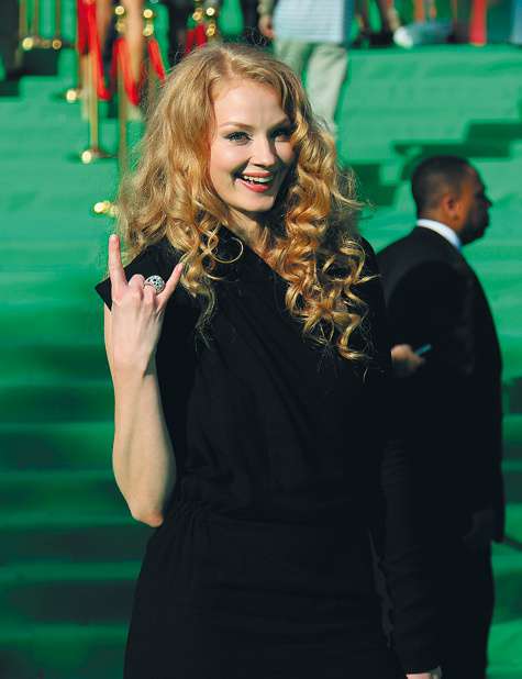 Светлана Ходченкова попыталась сыграть в рок-звезду, и, стоит отметить, получилось у нее это куда задорнее, чем у унылых Linkin Park. Фото: Геннадий Авраменко. Светлана Ходченкова попыталась сыграть в рок-звезду, и, стоит отметить, получилось у нее это куда задорнее, чем у унылых Linkin Park. Фото: Геннадий Авраменко.