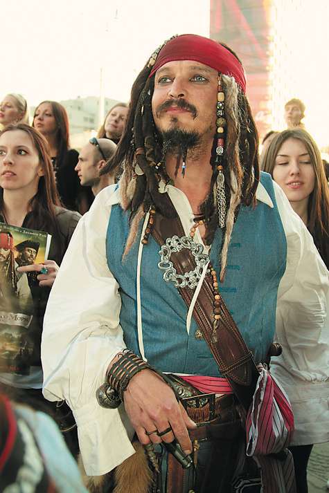 В каждом городе, куда Джонни Депп жалует с визитом, актера встречает двойник его знаменитого киногероя Джека Воробья. Российский поклонник кинозвезды решил последовать этому неписаному правилу и пришел к красной ковровой дорожке в полном пиратском облаче В каждом городе, куда Джонни Депп жалует с визитом, актера встречает двойник его знаменитого киногероя Джека Воробья. Российский поклонник кинозвезды решил последовать этому неписаному правилу и пришел к красной ковровой дорожке в полном пиратском облаче