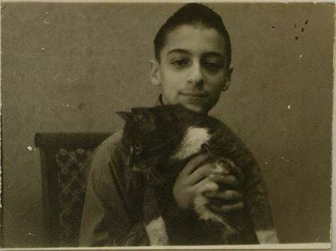 Геннадий Хазанов с детских лет копировал чужие голоса, исполнял басни и юмористические миниатюры.