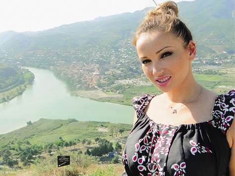 Анфиса поднялась на высокую гору, откуда открывается прекрасный вид на слияние двух величественных рек — Арагвы и Куры, а также и на Тбилиси.