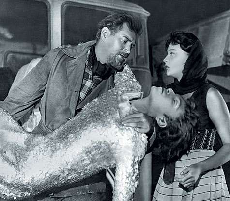 Костюм Ихтиандра был сделан из мельчайших чешуек белой пленки. Чешуйки художники нашивали вручную по одной. По совету подводников для героя с большими трудностями достали немецкие ласты — лучшие на то время. Фото: Совэкспортфильм. 