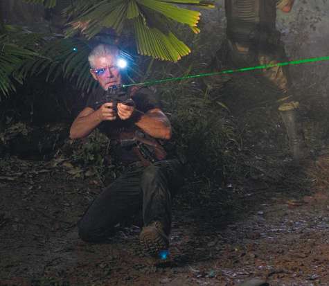 Роль руководящего жизнью колонии командира Натаниэля Тейлора досталась звезде «Аватара» Стивену Лэнгу.