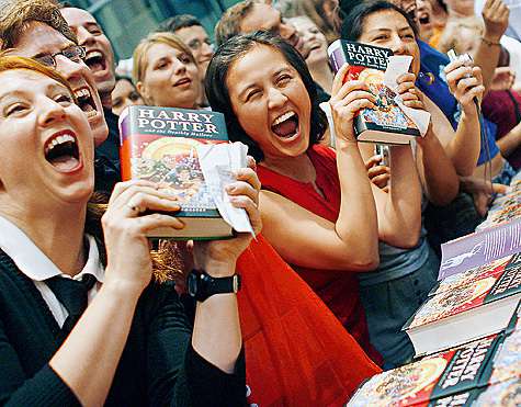 Благодаря книгам о Гарри Поттере Джоан Роулинг стала самой богатой и читаемой писательницей. Сегодня ее книги переведены на 64 языка.