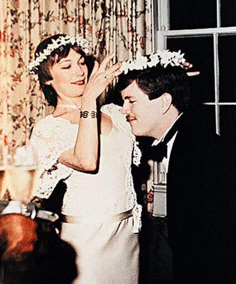 Американский подданный Кевин Мосс так заботился о Елене, что она, пусть и не испытывая к нему большой любви, дала согласие на замужество. Они почти сразу уехали в Америку. Американский подданный Кевин Мосс так заботился о Елене, что она, пусть и не испытывая к нему большой любви, дала согласие на замужество. Они почти сразу уехали в Америку.