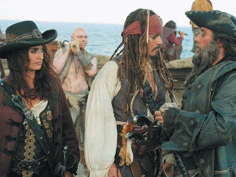 Продюсер «Пиратов Карибского моря» Джерри Брукхаймер изначально видел в роли возлюбленной Джека Воробья Анжелики Пенелопу Крус. И, делая скетчи к фильму, нарисовал именно ее.