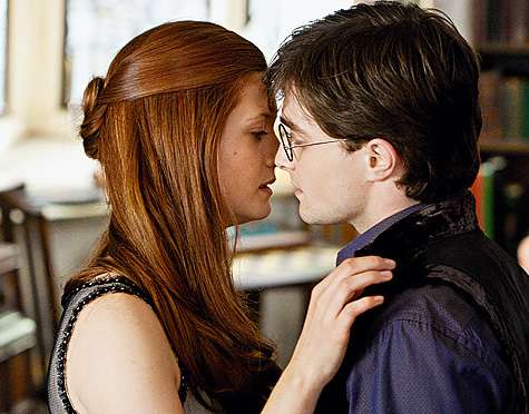 Киношный Поттер в последнем фильме уже интересуется девочками. Доказательство – его отношения с Джинни Уизли, которую сыграла Бонни Райт.