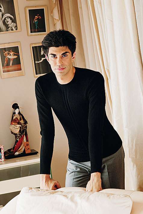 Благодаря своим состоятельным друзьям Николай выкупил всю коммунальную квартиру, где когда-то они с мамой ютились в одной комнат. Благодаря своим состоятельным друзьям Николай выкупил всю коммунальную квартиру, где когда-то они с мамой ютились в одной комнат.