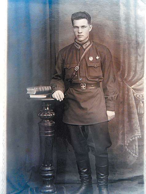 Молодой советский летчик Алексей Рапота.