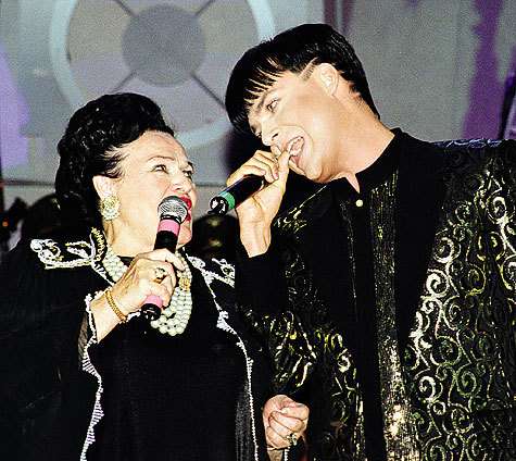 Людмила Георгиевна не очень жаловала поп-музыку, но некоторых ее представителей отмечала особо. На фото: с певцом Юлианом. Людмила Георгиевна не очень жаловала поп-музыку, но некоторых ее представителей отмечала особо. На фото: с певцом Юлианом.