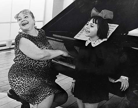 «Внимание, черепаха!», Зоя в роли учительницы пения. Даже в эпизодах она не оставалась незамеченной.