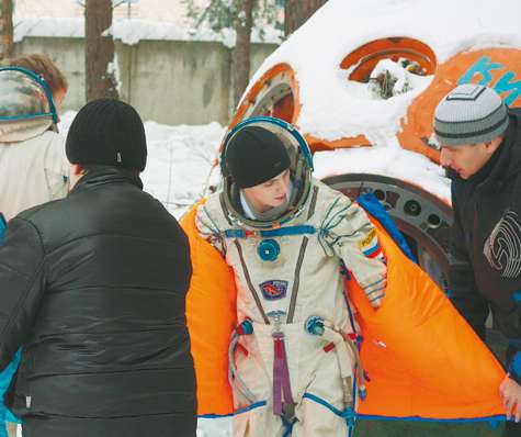 Юные посетители Звездного возле самолета, на котором имитируется невесомость. Юные посетители Звездного возле самолета, на котором имитируется невесомость.