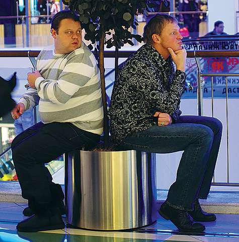 Сергей и Евгений не боятся появляться в людных местах в Москве. Посетители торгового центра, где была назначена наша встреча, их действительно не рвали на части, а лишь вежливо здоровались. Фото: Владимир Чистяков.