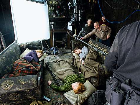 Хотя по контракту юные актеры не имели права сниматься более четырех часов в день, тем не менее они проводили на съемочной площадке все свободное время. Они даже спали порой здесь же!